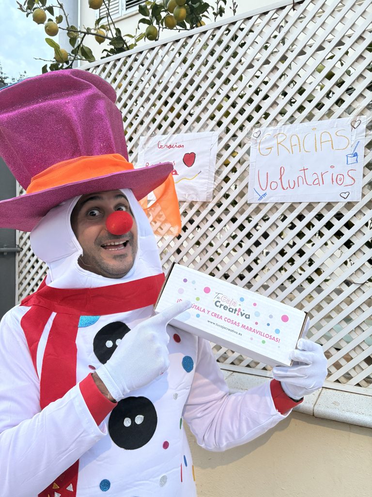 Copito Colorín entregando Tu Caja Creativa Solidaria en la DANA de Valencia 2025