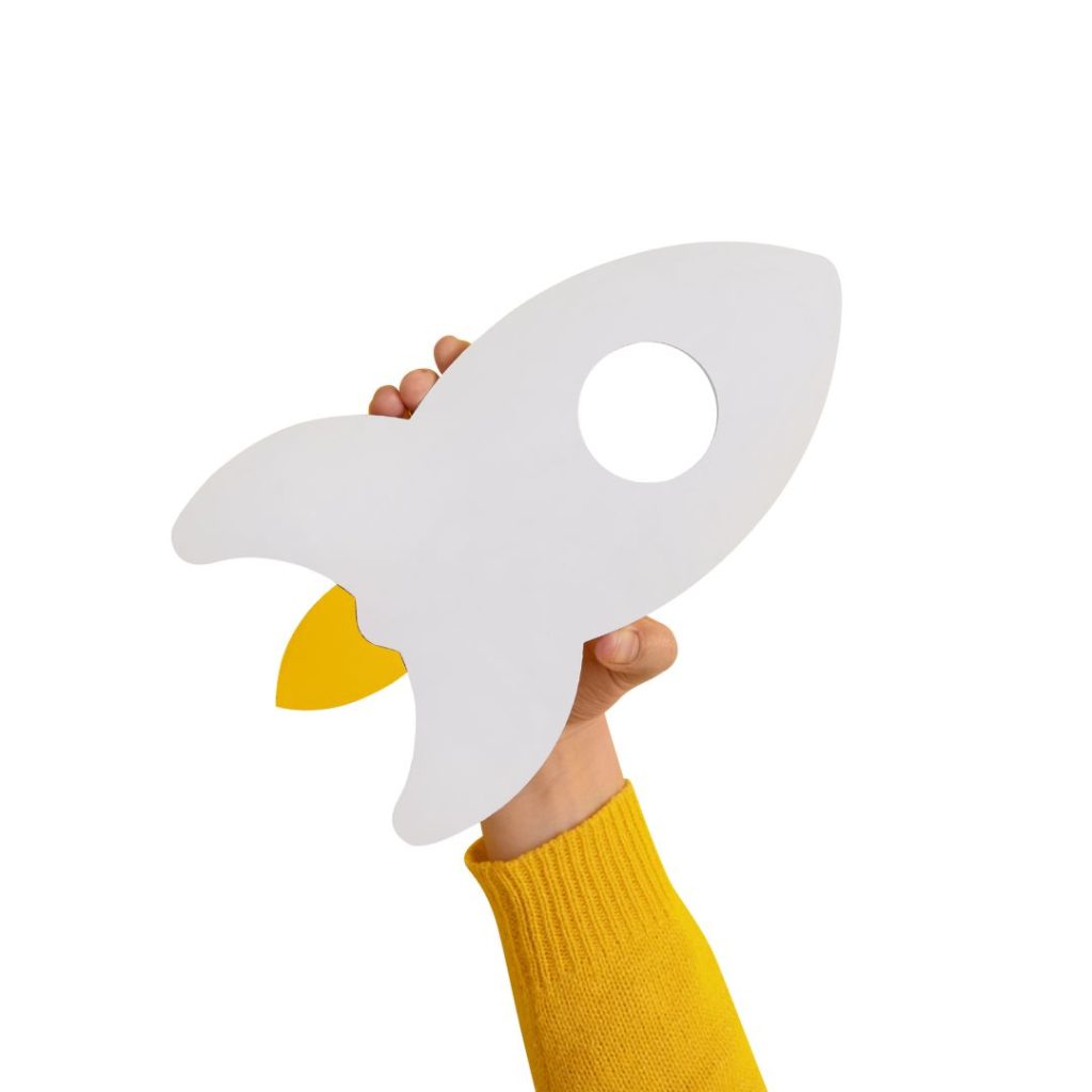 Cómo presentar tu start‑up o proyecto a una incubadora o lanzadera 56 Identidad visual profesional de una start-up en construcción, con diseño de logotipo, paleta de colores y tipografías. Imagen que representa la importancia del branding y el diseño coherente al presentar un proyecto ante una incubadora o inversores.