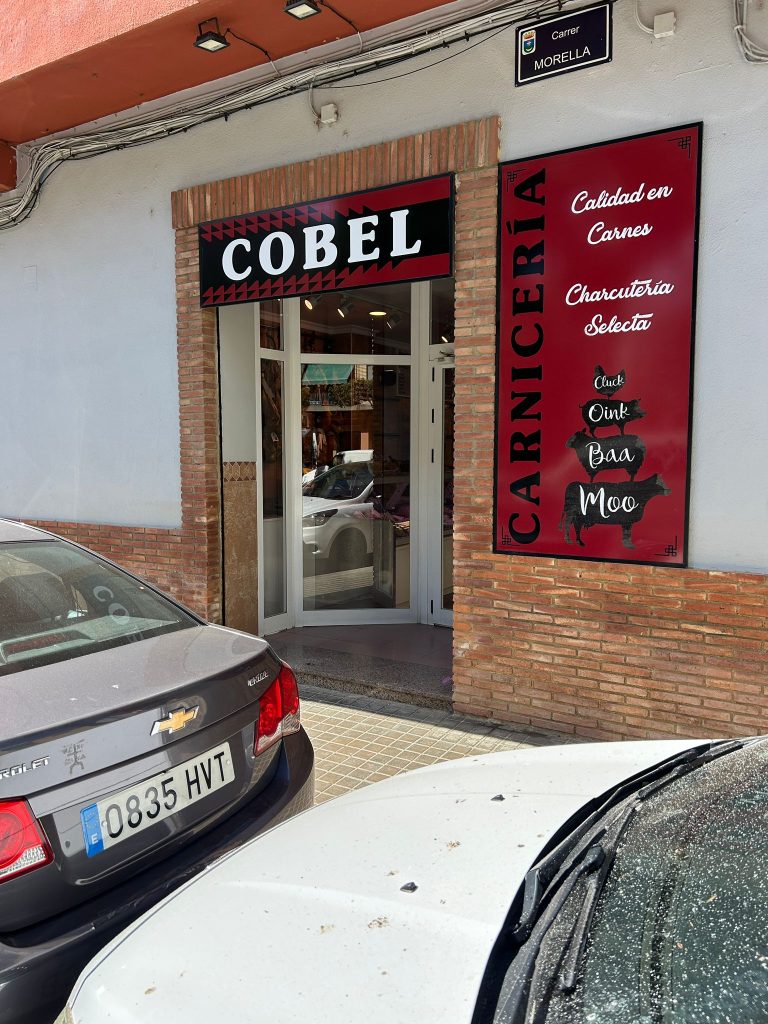 Fachada de Marga Carnes de Autor con nueva rotulación: identidad visual clara, profesional y cercana, diseñada para destacar en el comercio local.