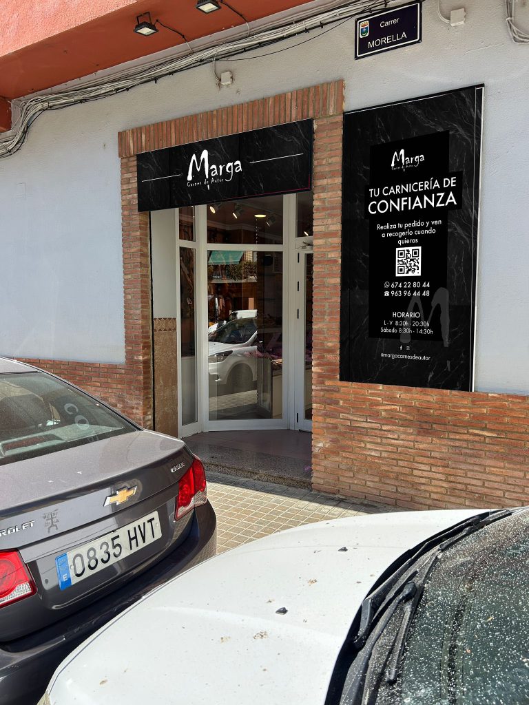 Fachada de Marga Carnes de Autor con nueva rotulación: identidad visual clara, profesional y cercana, diseñada para destacar en el comercio local.