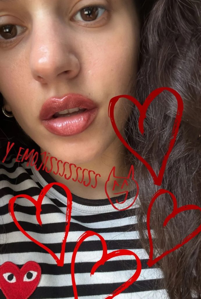 Composición visual que explora la nueva tipografía utilizada por Rosalía en Instagram, destacando su uso de caracteres especiales y símbolos Unicode. Una tendencia estética en redes sociales que combina creatividad, estilo personal y nuevas formas de expresión visual.