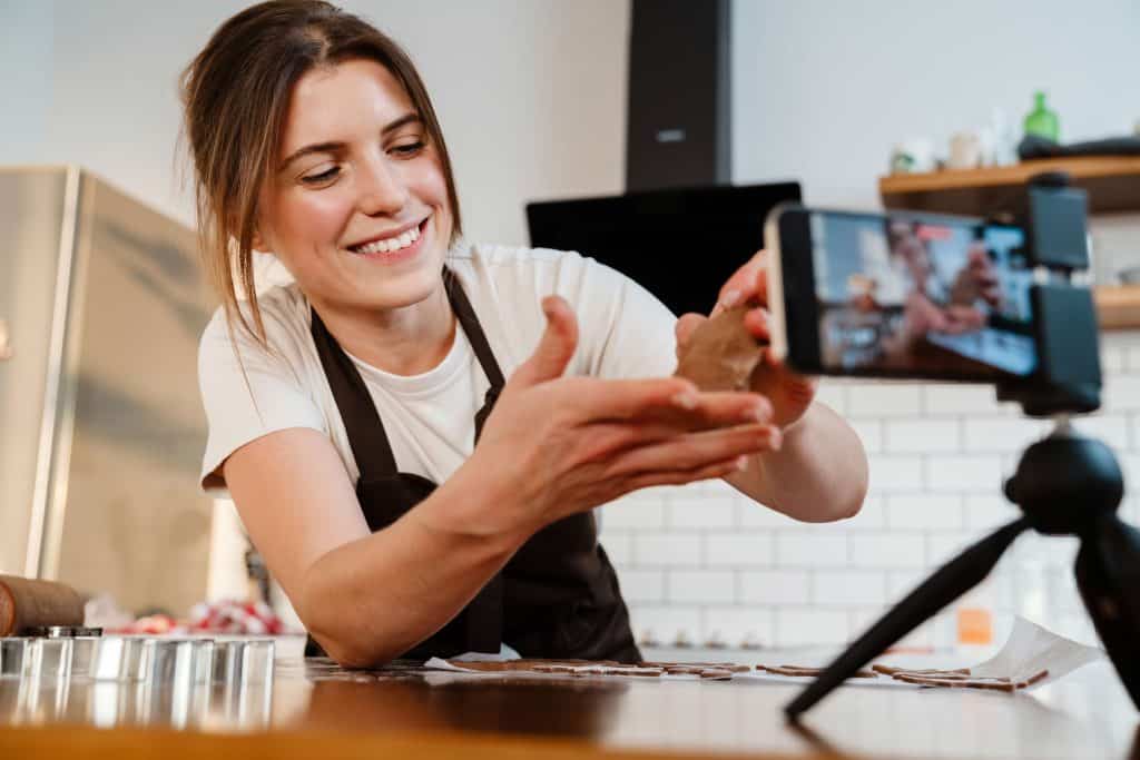 Disfrutando de la gastronomía creativa en la cocina con la ayuda de Tu Creativa, una marca que impulsa la creatividad y el aprendizaje en la cocina moderna.