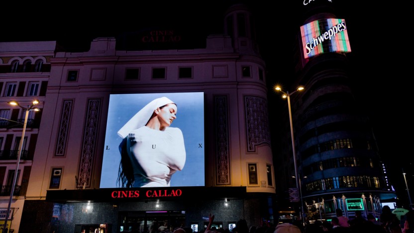 Rosalía Lux, Fotografía conceptual representando su nuevo proyecto “LUX”, que fusiona arte, branding emocional y estrategia visual. Esta imagen simboliza la coherencia estética y el impacto del marketing sensorial en la creación de una marca personal reconocible a nivel global. Ideal para ilustrar cómo los elementos visuales, la narrativa y la emoción se convierten en herramientas estratégicas en el universo del diseño y la comunicación creativa.