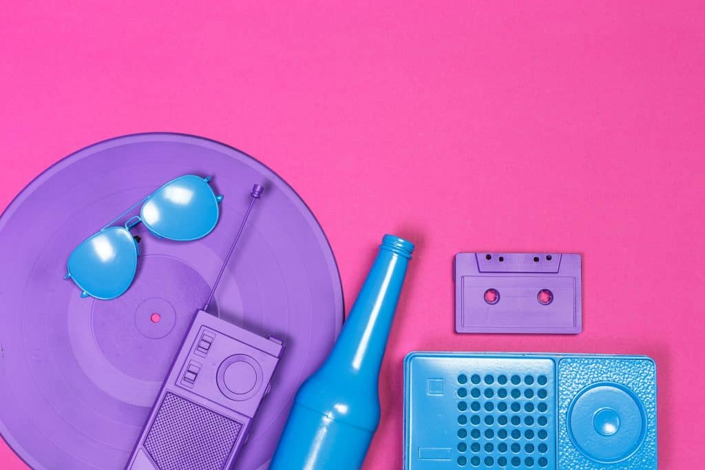 Dispositivo rosa y azul con artículos de estilo retro para crear música o ambientar fiestas, ideal para producciones creativas y decoraciones temáticas con un toque vintage y moderno.