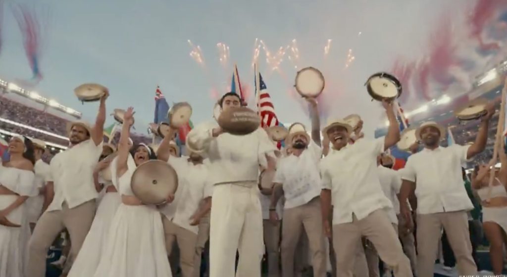 Bad Bunny en el intermedio de la Super Bowl liderando un espectáculo colectivo que redefine la creatividad, el branding y la experiencia de marca en directo.