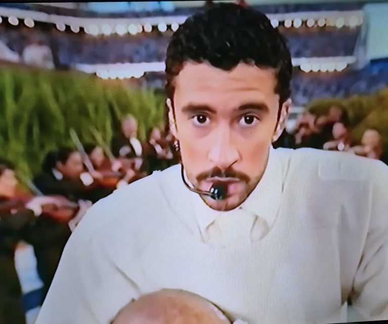 Bad Bunny en el intermedio de la Super Bowl liderando un espectáculo colectivo que redefine la creatividad, el branding y la experiencia de marca en directo.