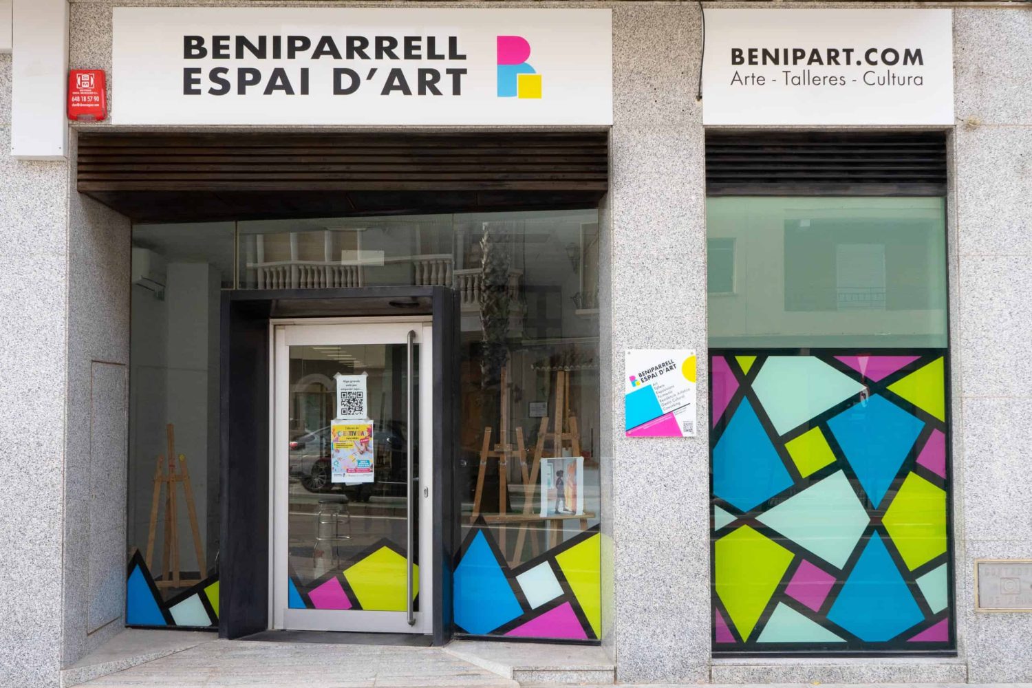 Estudio de Diseño Gráfico Creativo en Valencia y Yecla 15 Beniparrell espacio de arte, taller de arte y cultura en Valencia, fachada de centro cultural con decoraciones coloridas y modernas, promoción de eventos artísticos en Beniparrell.