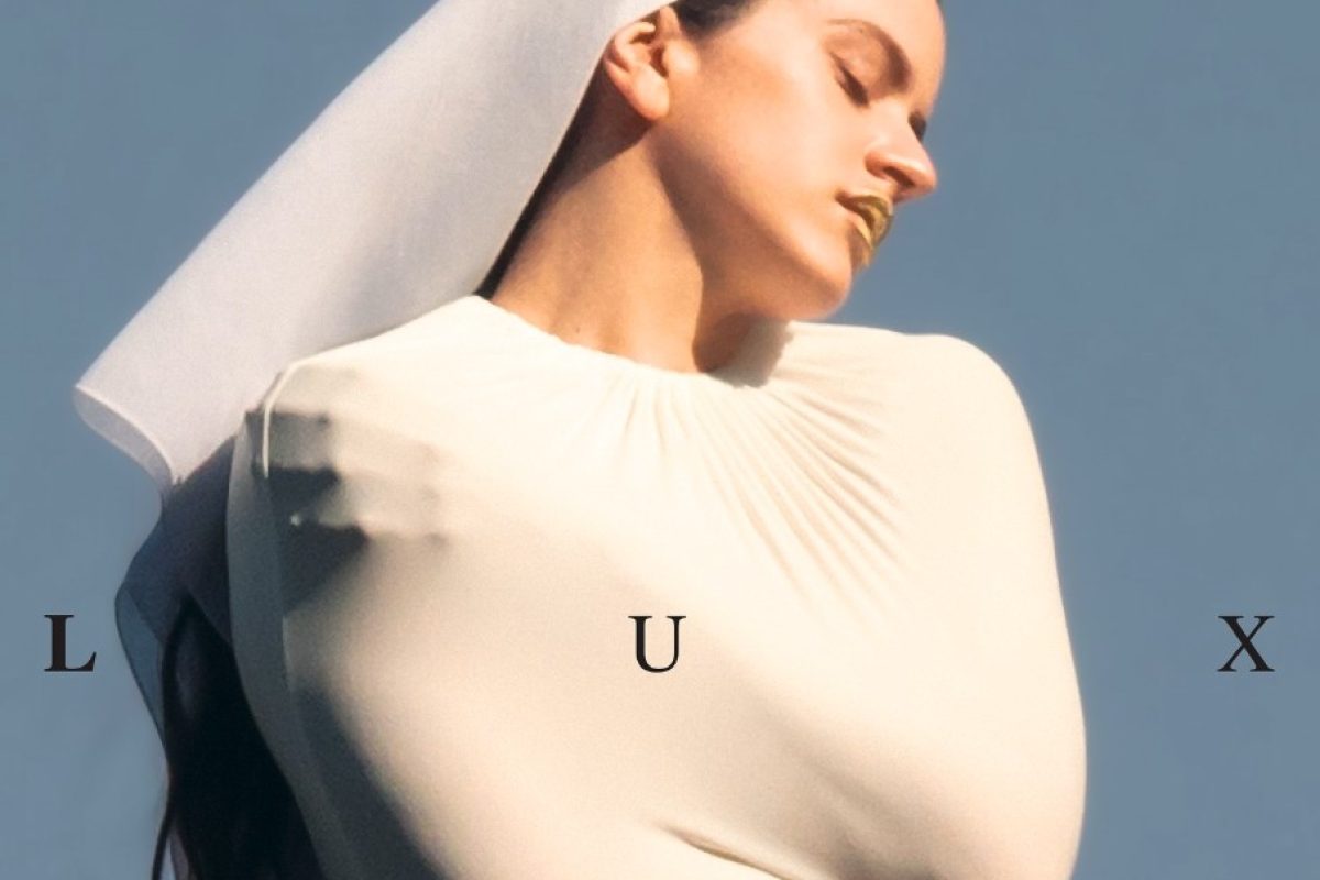 Fotografía conceptual de Rosalía representando su nuevo proyecto “LUX”, que fusiona arte, branding emocional y estrategia visual. Esta imagen simboliza la coherencia estética y el impacto del marketing sensorial en la creación de una marca personal reconocible a nivel global. Ideal para ilustrar cómo los elementos visuales, la narrativa y la emoción se convierten en herramientas estratégicas en el universo del diseño y la comunicación creativa.
